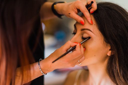 Image De Maquilleuse Professionnelle - Anna Lcr Beauté - Maquillage Et Coiffure Mariée / Cours De Maquillage Salon De Beauté Montfort